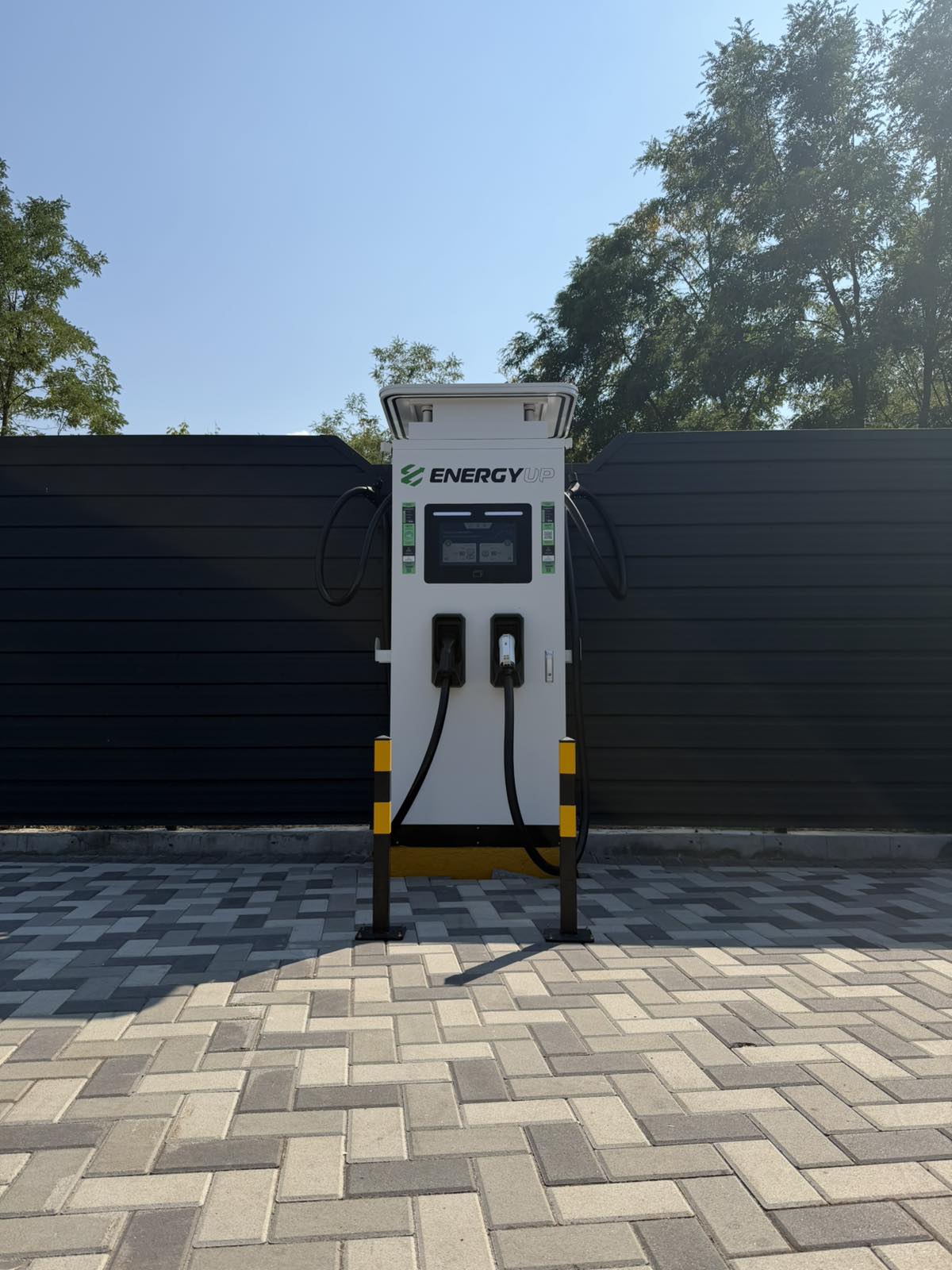 Зарядна станція EnergyUP 80 кВт біля автомийки LuxWash у Каневі